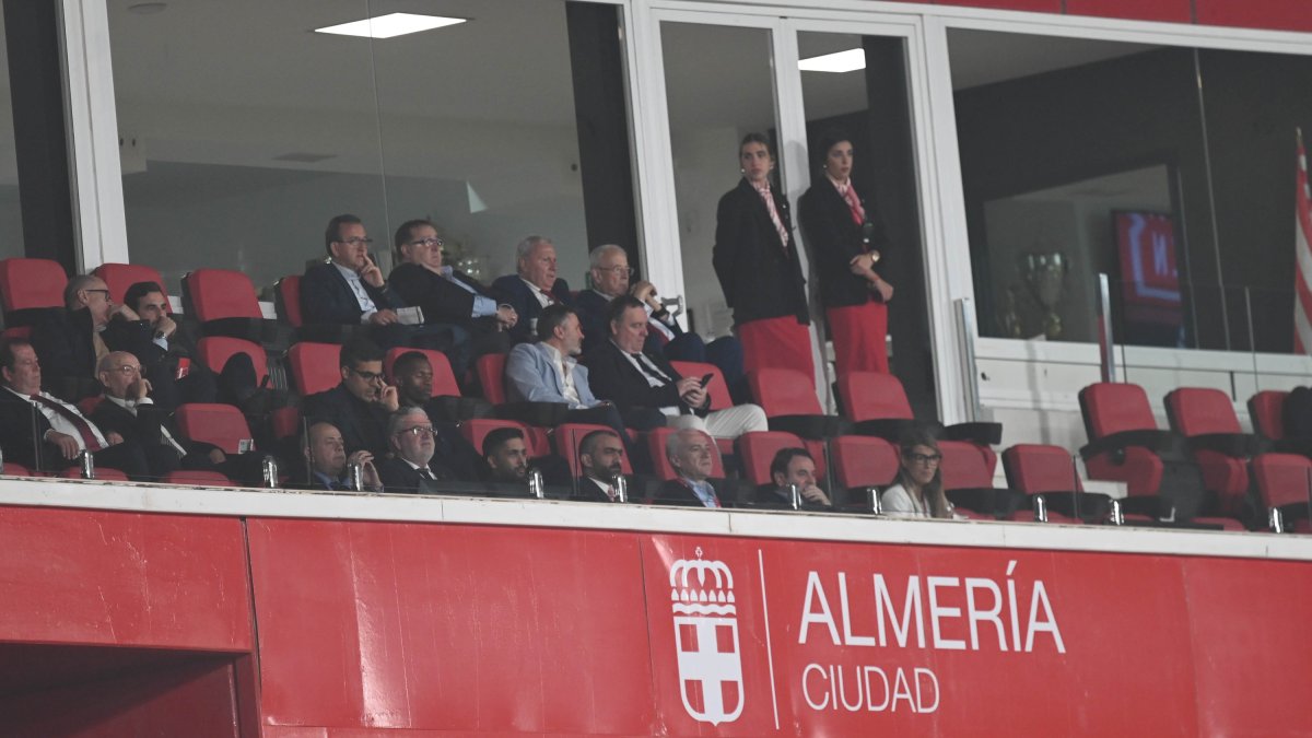 Mohamed El Assy presidiendo el Almería-Levante en el Estadio de los Juegos Mediterráneos el pasado sábado.