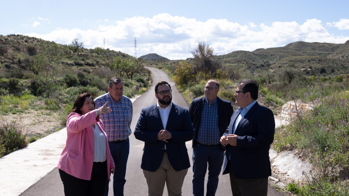 Se han pavimentado cinco caminos y se ha restaurado la Plaza Islas Baleares.