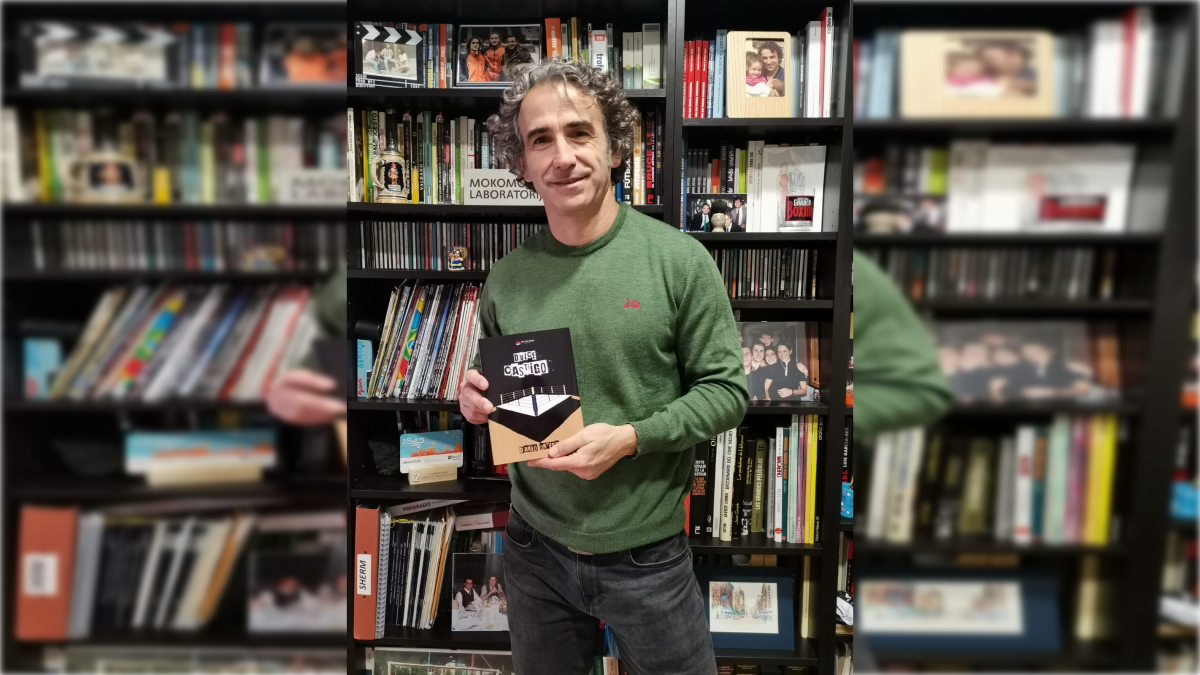 N. Darío Ortega, con su novela 'Dulce Castigo' en mano.