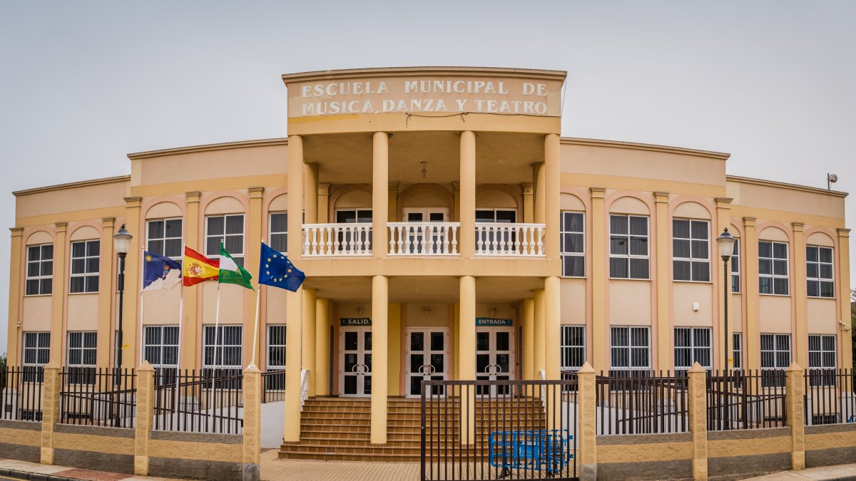 Fachada de la Escuela de Música, Danza y Teatro de Roquetas de Mar.