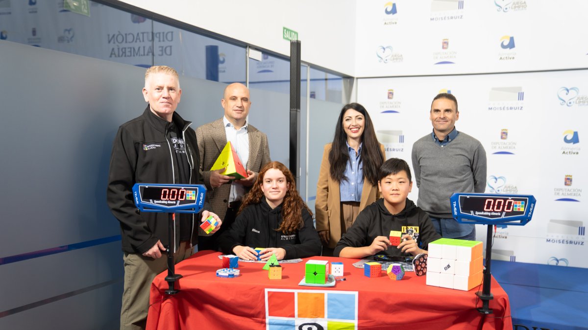 Presentación del campeonato de cubo de Rubik.