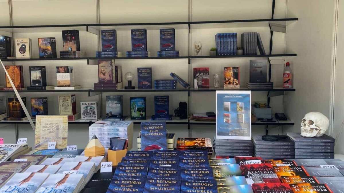 Títulos de la Editorial Círculo Rojo durante una pasada edición de la Feria del Libro. la voz