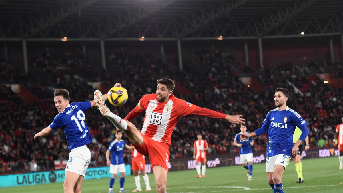 El catalán Édgar en el Almería-Oviedo.
