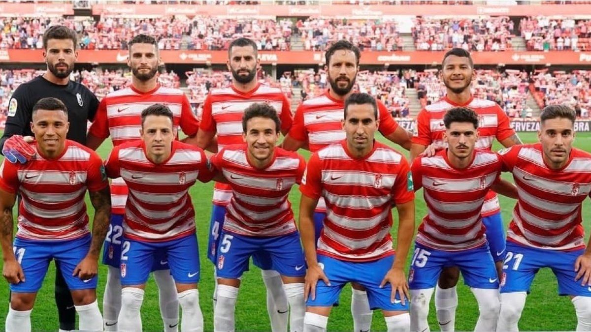 Un once del Granada con Luis Suárez y Maximiano.