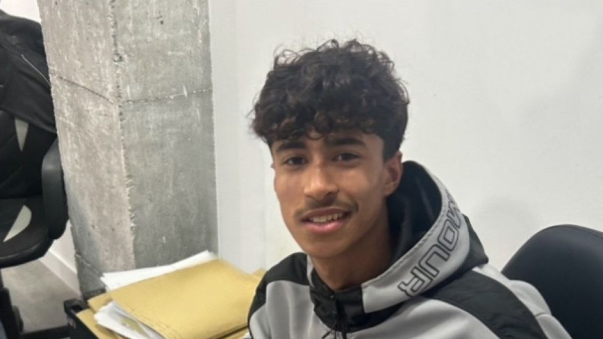 Amin Mohamed Azham, extremo izquierdo, en la firma del contrato.