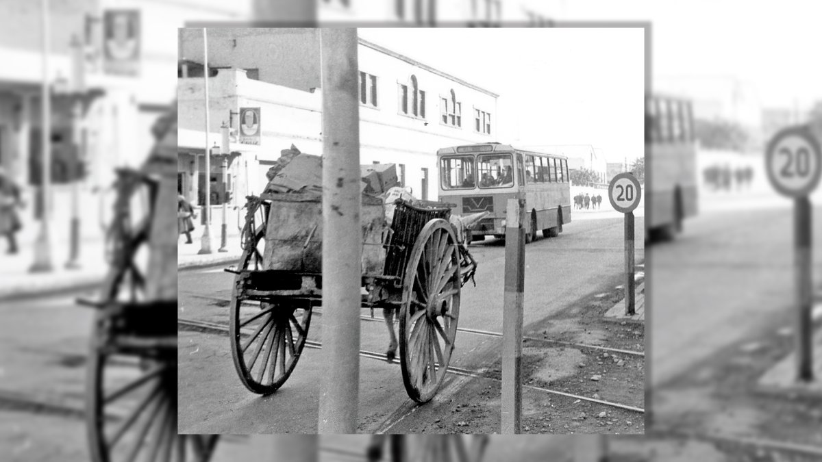 El carro de la basura pasando por la antigua Avenida de Vivar Téllez (hoy Cabo de Gata).