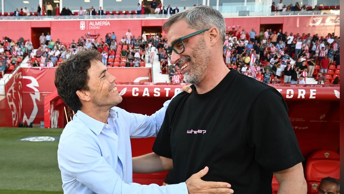 Rubi saludando a Jon Pérez Bolo en el Mediterráneo. El vasco estuvo 12 jornadas al frente del Burgos CF.