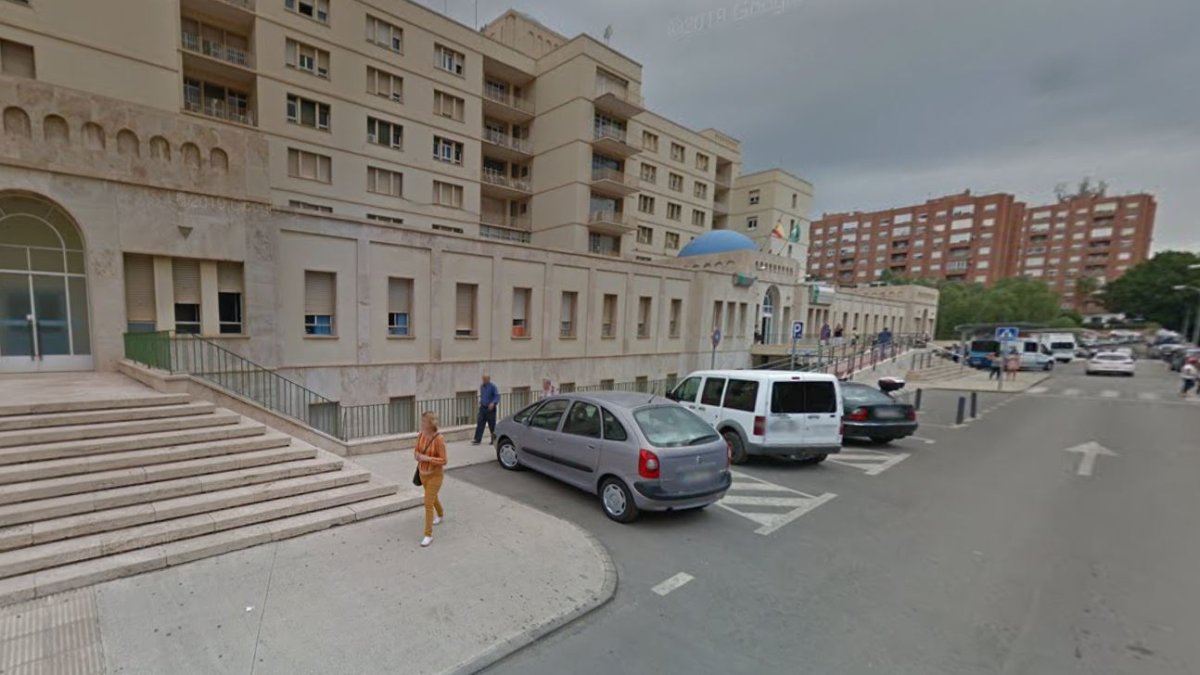 Fachada del edificio del Centro de Especialidades de la Bola Azul