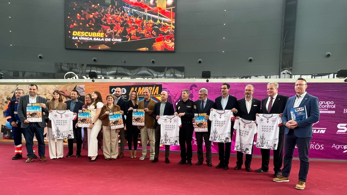 Colaboradores de la carrera solidaria 'Ruta 091' organizada por la Policía Nacional.