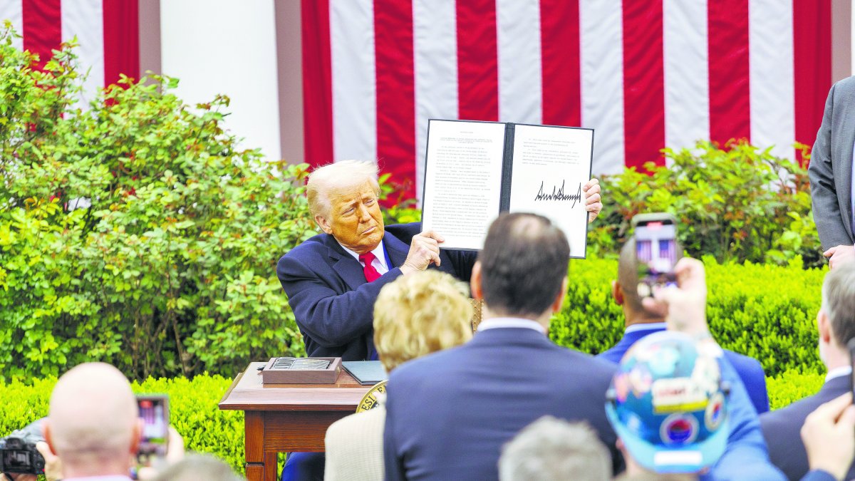 El presidente norteamericano mostrando ayer el documento con los nuevos aranceles, en el jardín de la Casa Blanca.