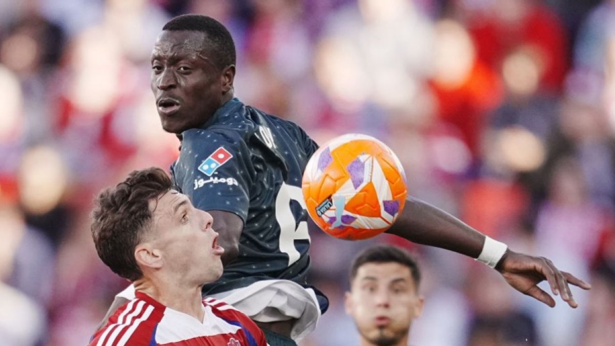 Dion Lopy en la jugada con Lucas Boyé, que marcó de penalti y fue un incordio durante todo el encuentro en Los Cármenes.