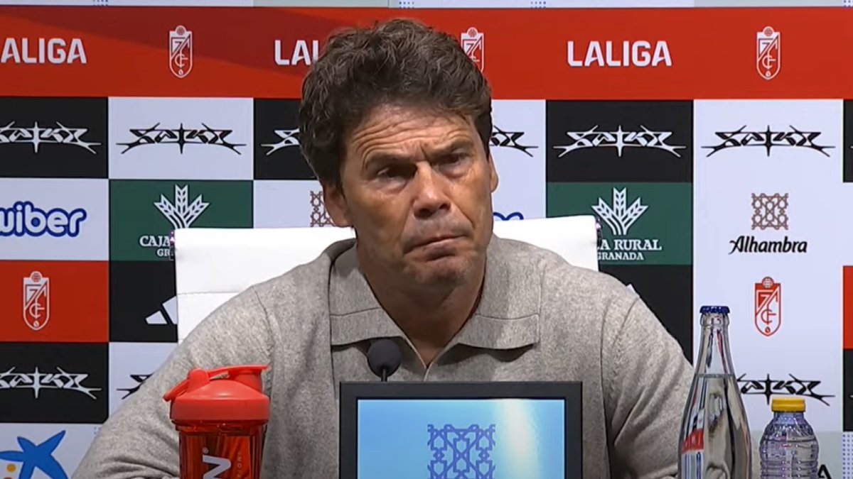 Rubi pensativo en la sala de prensa de Los Cármenes después de perder 3-1 con el Granada.