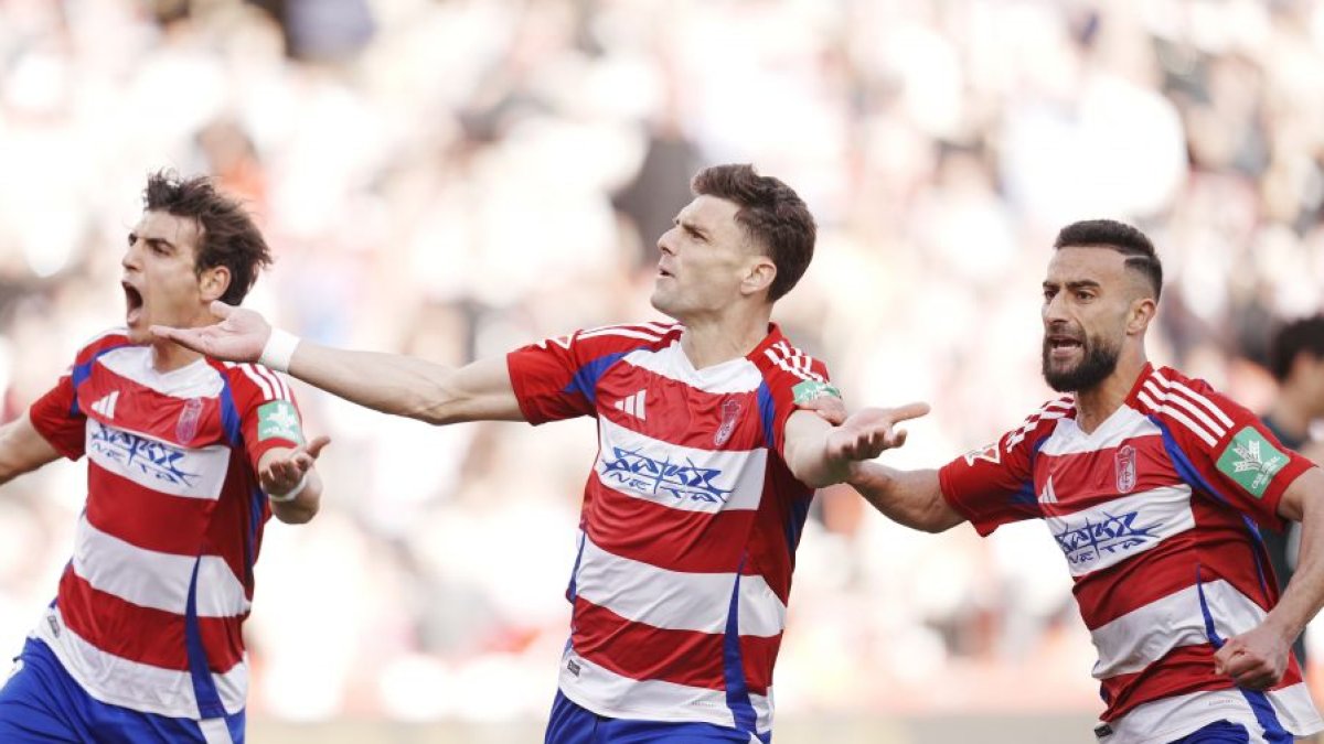 Lucas Boyé hizo el primero en un penalti de regalo marca de la casa.