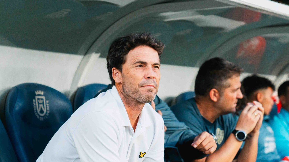 Rubi en el banquillo del Heliodoro Rodríguez López en el partido ante el Tenerife en la 2ª jornada de Liga.