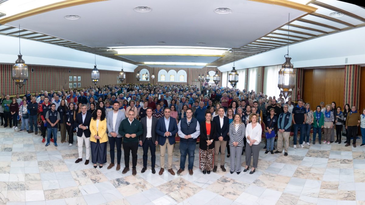 Foto de familia de los viajeros almerienses con los presidentes de las diputaciones de Almería y Granada.