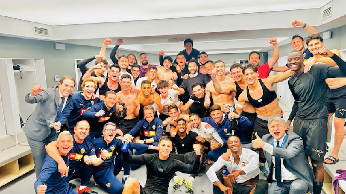 Umar Sadiq celebrando con el Valencia la victoria en el Bernabéu.