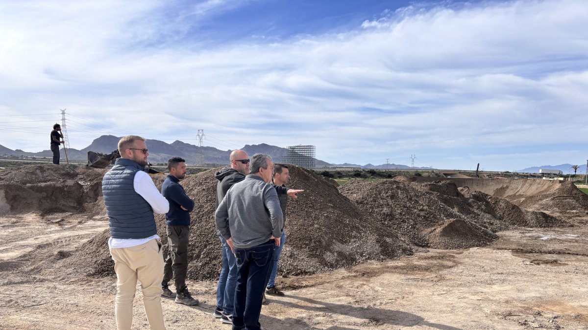 El alcalde de Pulpí y los concejales visitan el avance de las obras.