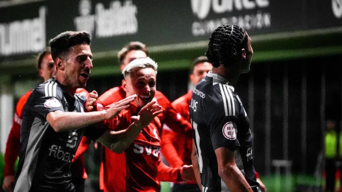 Rojas felicitado por sus compañeros tras anotar el gol de la victoria.