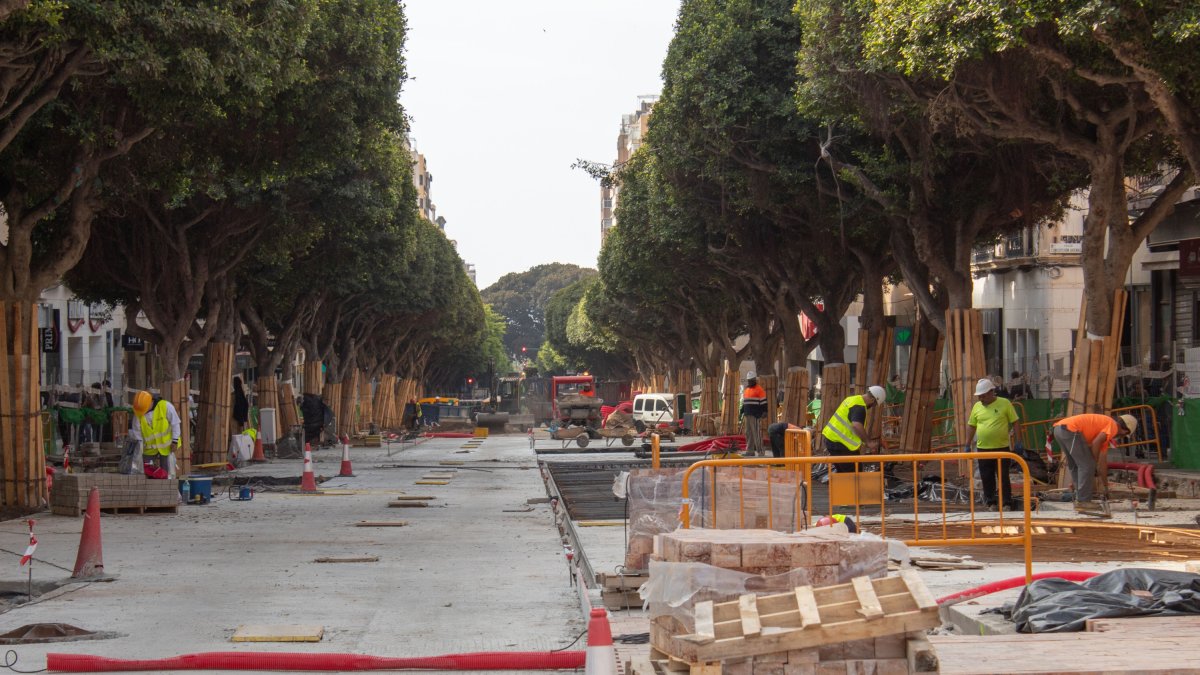 Las obras en pleno funcionamiento en la zona central del Paseo de Almería en su parte más alta.