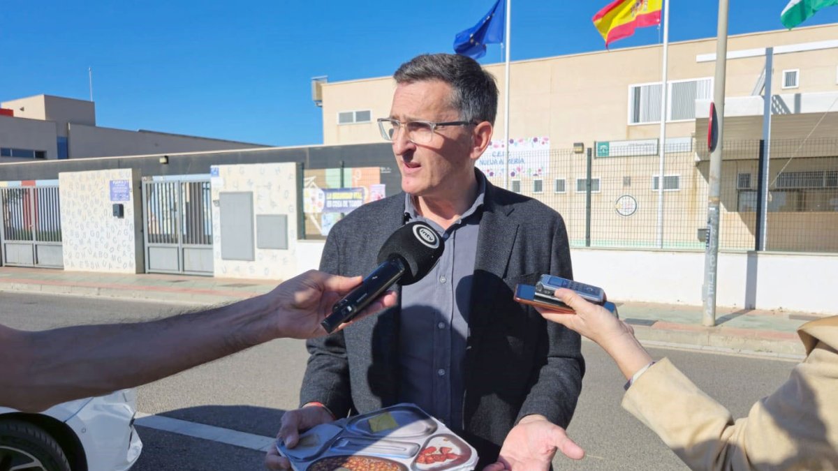 José Luis Sánchez Teruel, a la puerta de un colegio almeriense.