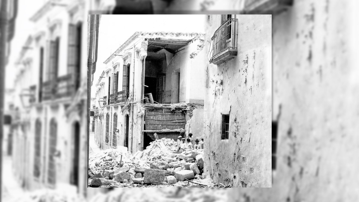 Lo que quedó en pie del colegio católico de la calle Almanzor tras el bombardeo de 1937. La fachada que daba a la antigua calle de la Alhóndiga quedó prácticamente destrozada.