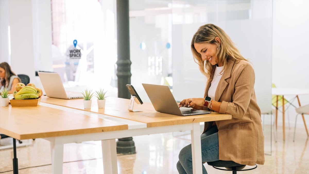 Marta, trabajando en Workspace Coworking Almería