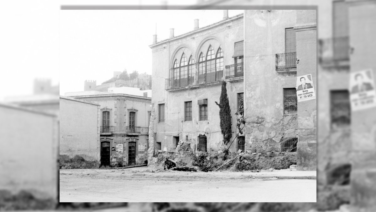 La fachada  sur de las casas consistoriales, que daba a la Plaza de San Fernando, estaba en obras a comienzos de los ochenta.