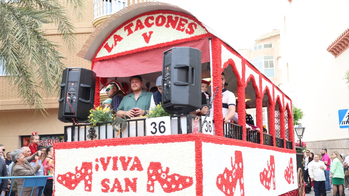 Carroza participante en la romería de San Marcos del año 2024.