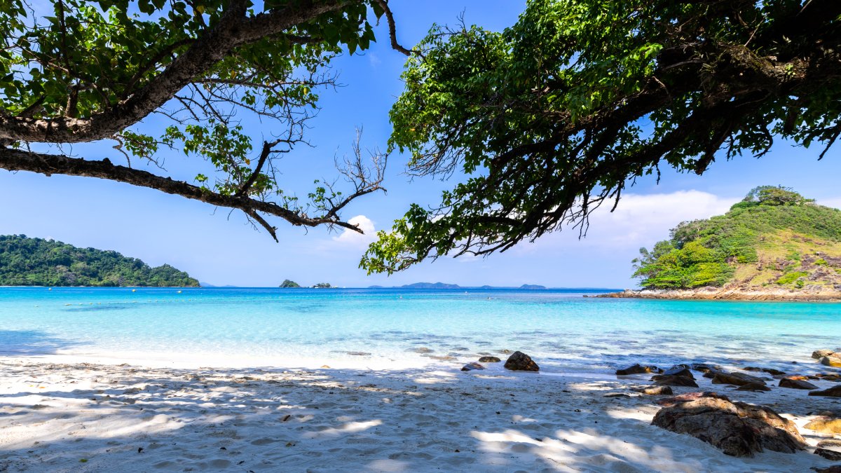 Panorámica de una playa paradisíaca.
