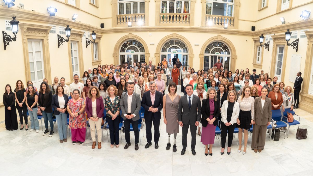 Foto de familia de la conferencia de Irene Villa en la diputación