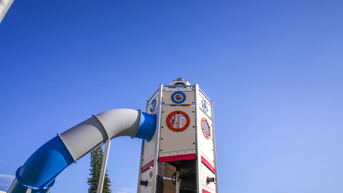 Un faro de más de 7 metros en este parque infantil.