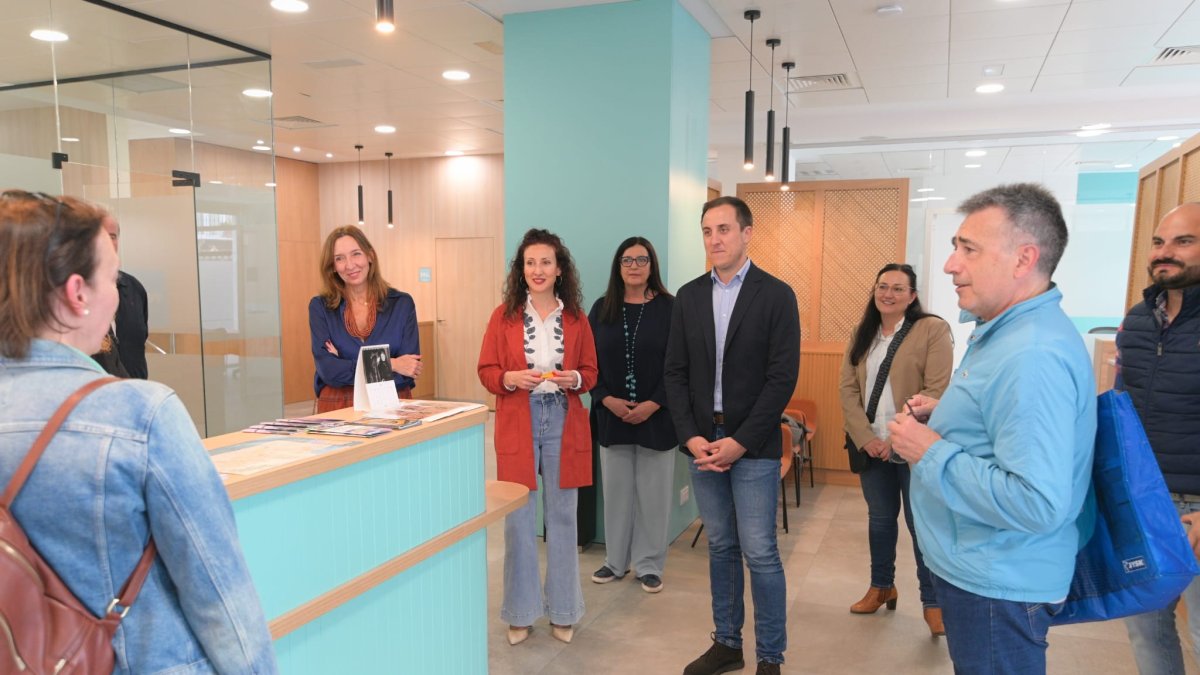 El alcalde recibe a los primeros turistas que visitan la nueva oficina de turismo: Rosa y José Antonio de Pamplona.