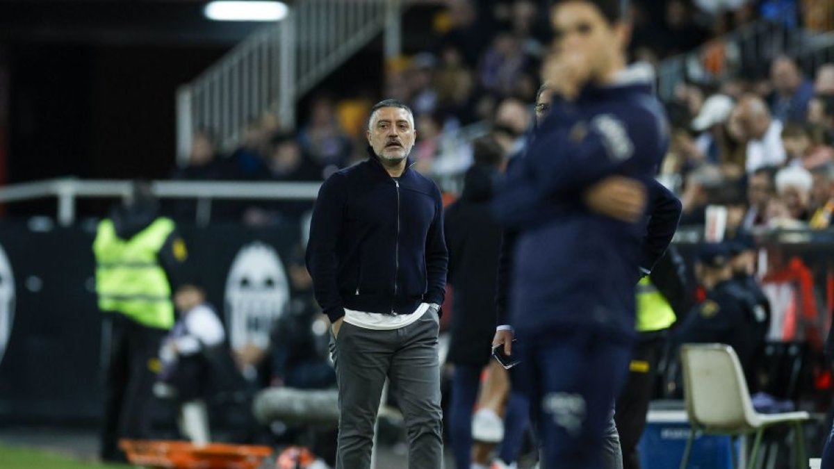 García Pimienta con las manos en los bolsillos en Mestalla.