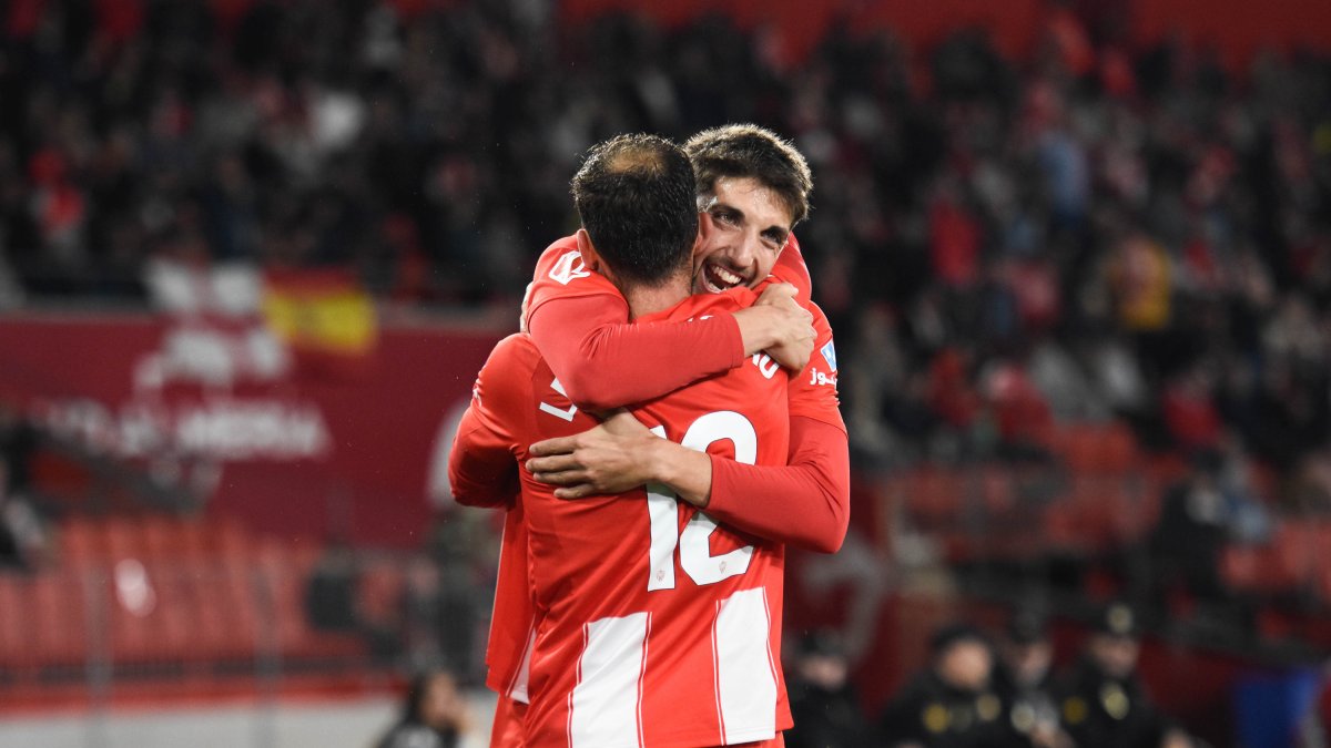 El central catalán se abraza a Leo Baptistao después del 1-0 del delantero brasileño ante el descendido Cartagena.
