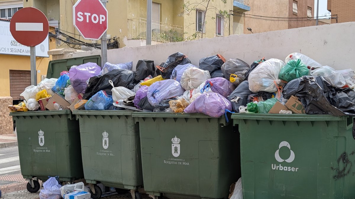 Los contenedores de Roquetas de Mar tras 4 días de huelga.