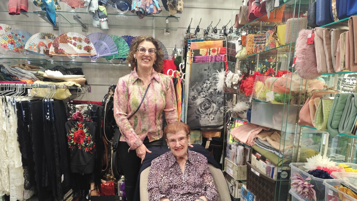 Loli Segura y su madre, Carmen Tortosa, en el interior de 'Segura Complementos'.
