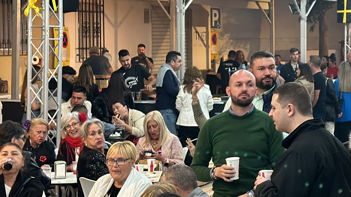 Uno de los puestos de restauración en las fiestas de Huércal de Almería en el entorno de la calle Real.