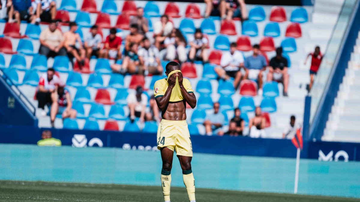 El lateral Bruno Langa se tapa la cara con la camiseta del Almería en el Ciutat de Valencia, donde se perdió 4-2.