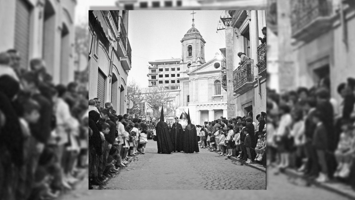 1967. La Virgen de los Dolores de la hermandad del Entierro en la Plaza de San Pedro con el horrible edificio de Simago creciendo detrás de la torre del templo.