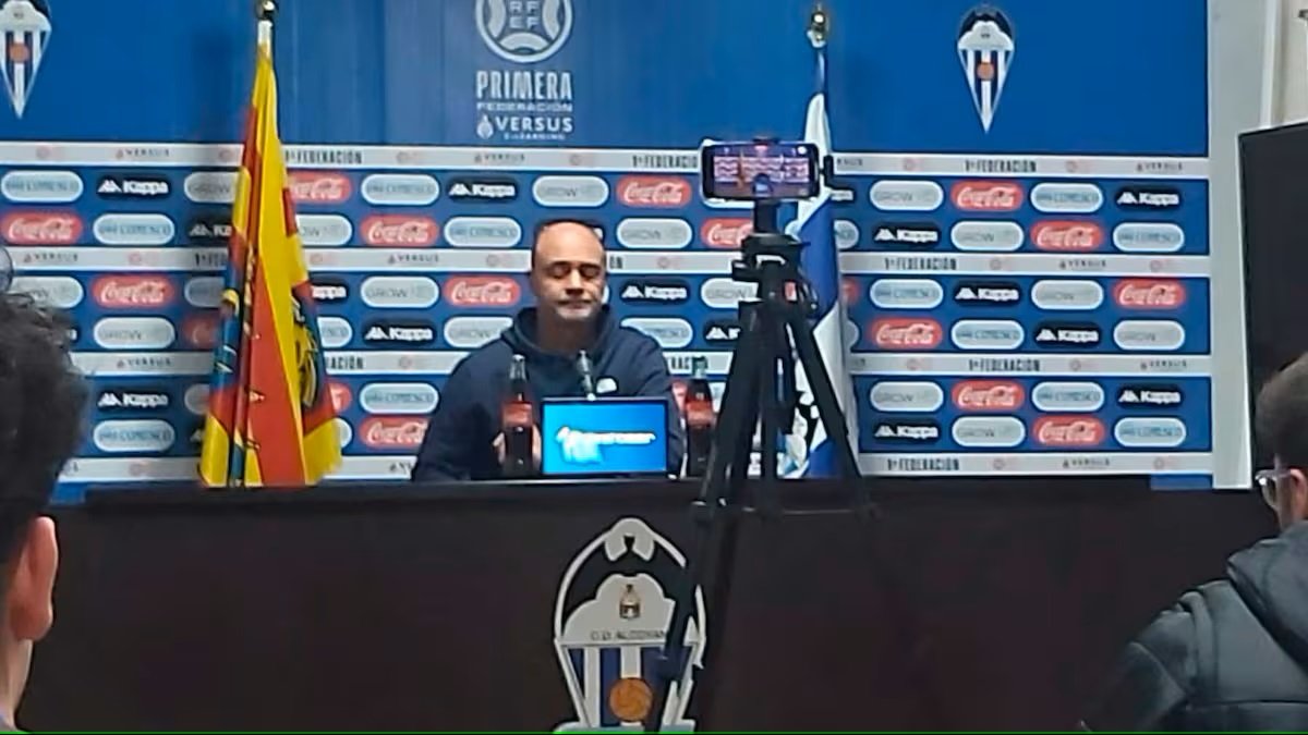 Vicente Mir se marcha cansado de escuchar las 'coplillas' de la grada.