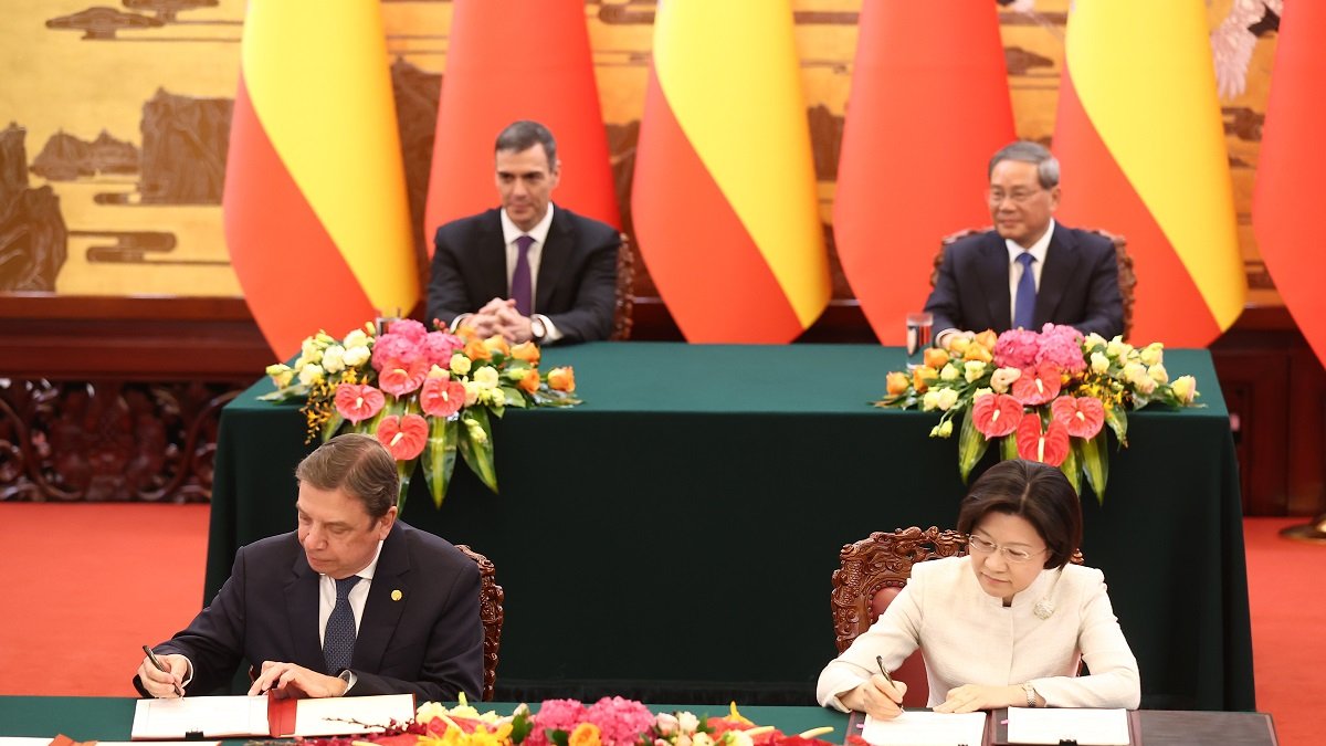 Luis Planas y Sun Meijun firmando los nuevos protocolos.
