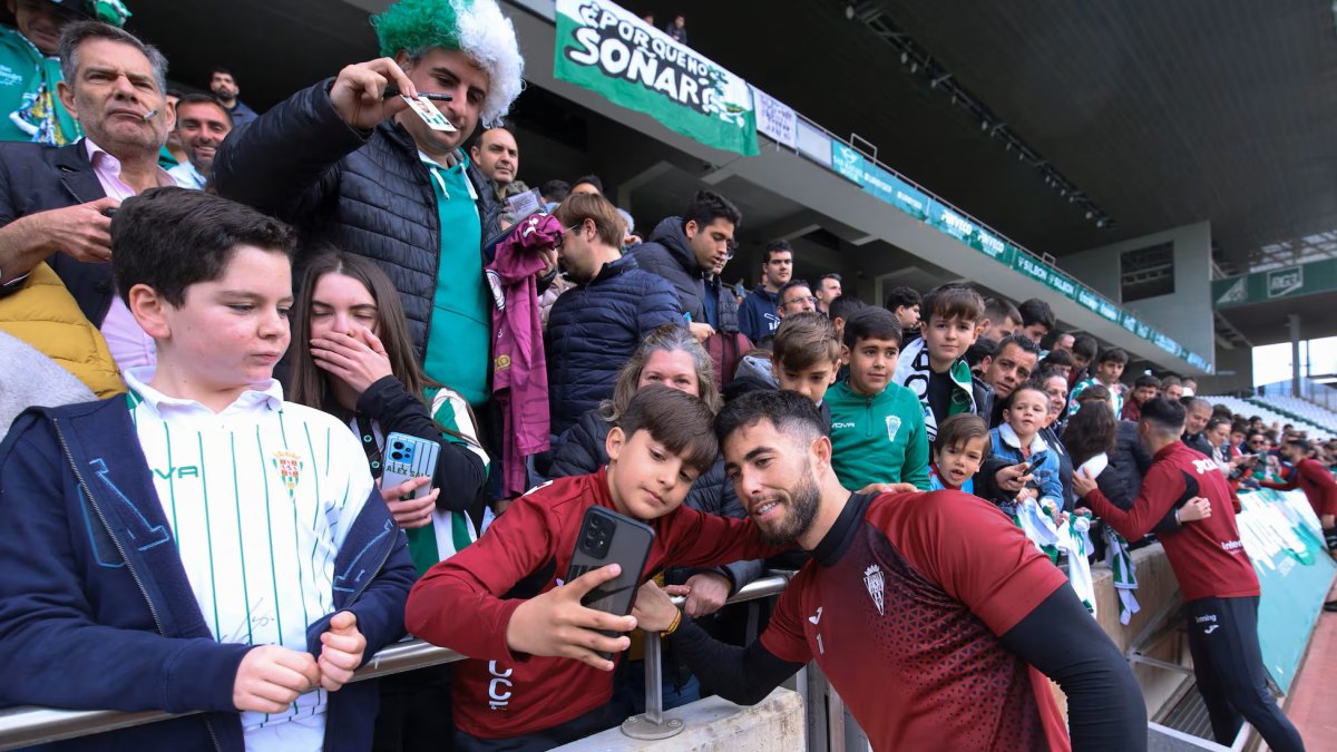 Los seguidores del Córdoba pueden tocar a sus futbolistas.