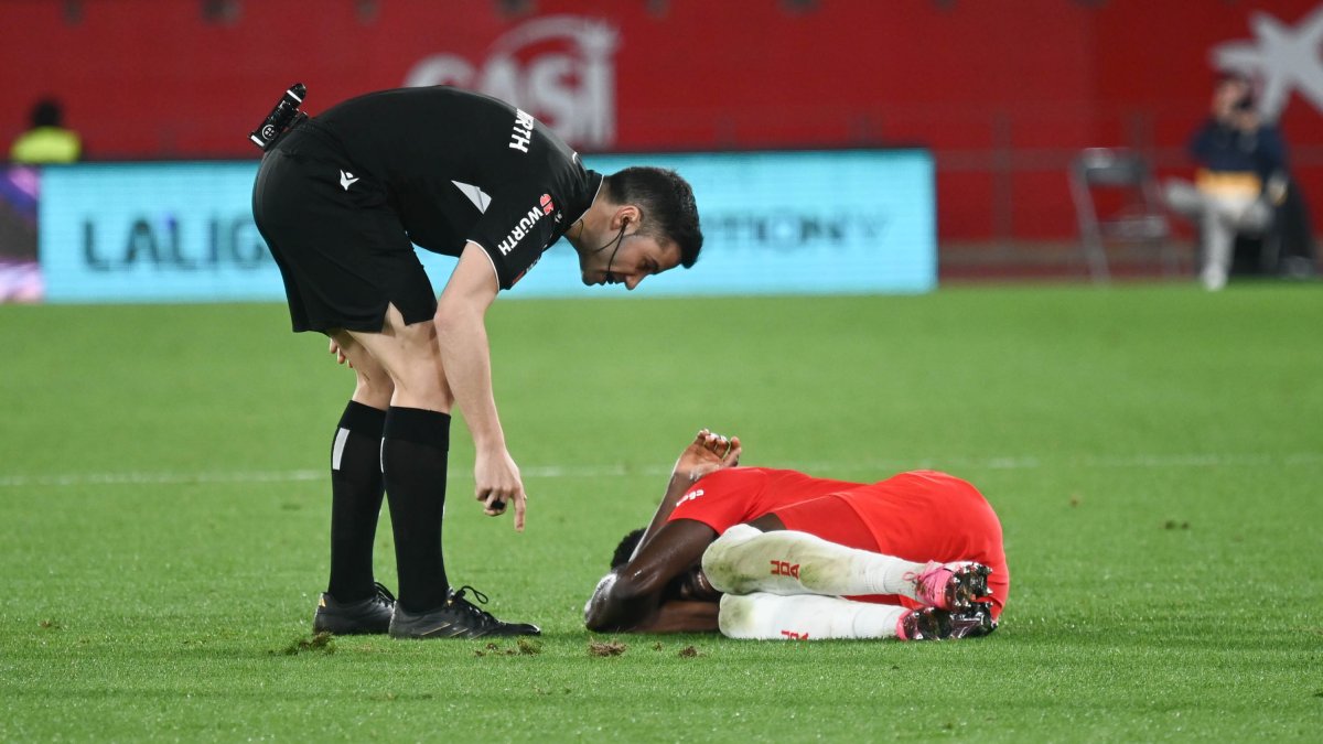 Óliver de la Fuente Ramos interesándose por el estado de Iddrisu Baba en el partido Almería-Córdoba.