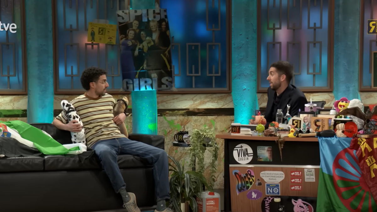 El cómico Yunez y David Broncano, en 'La Revuelta'.