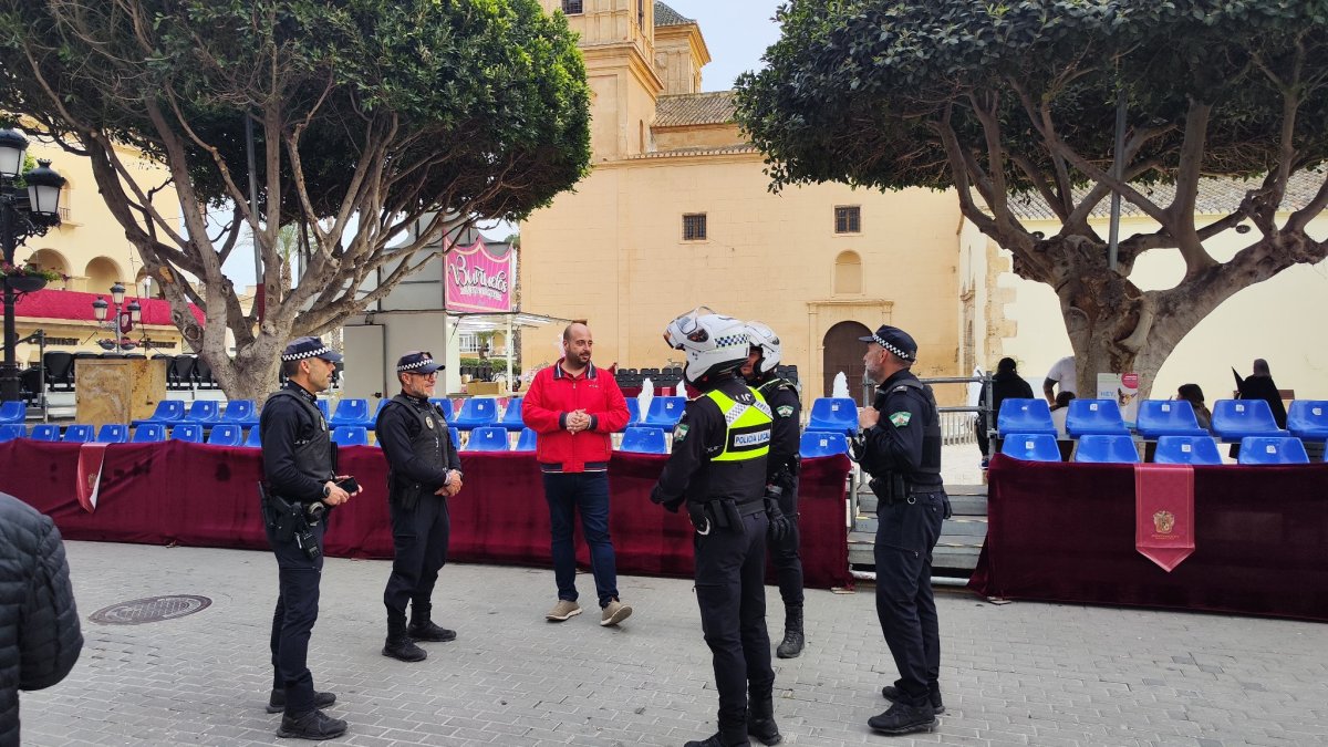 Al fondo, parte de las gradas instaladas para esta Semana Santa.
