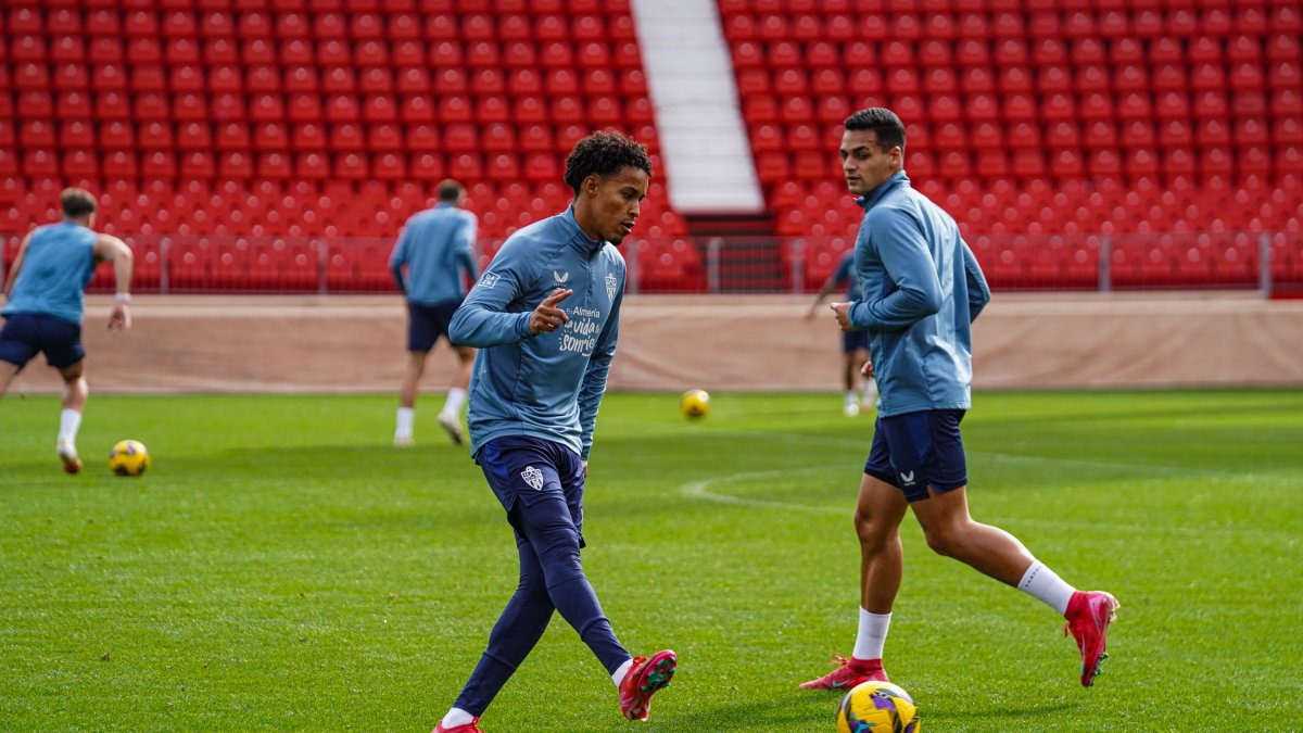 Lázaro con Kaiky en el entrenamiento en el Estadio de los Juegos Mediterráneos.