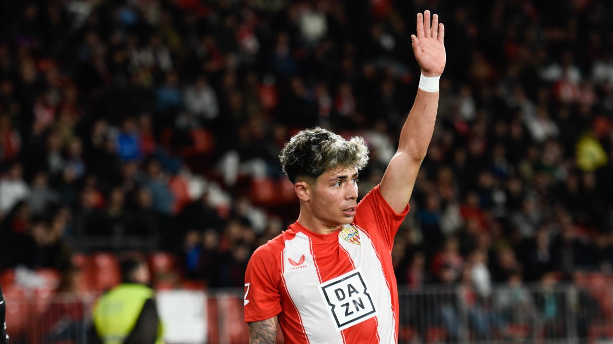 Nico Melamed levanta la mano y habla claro.