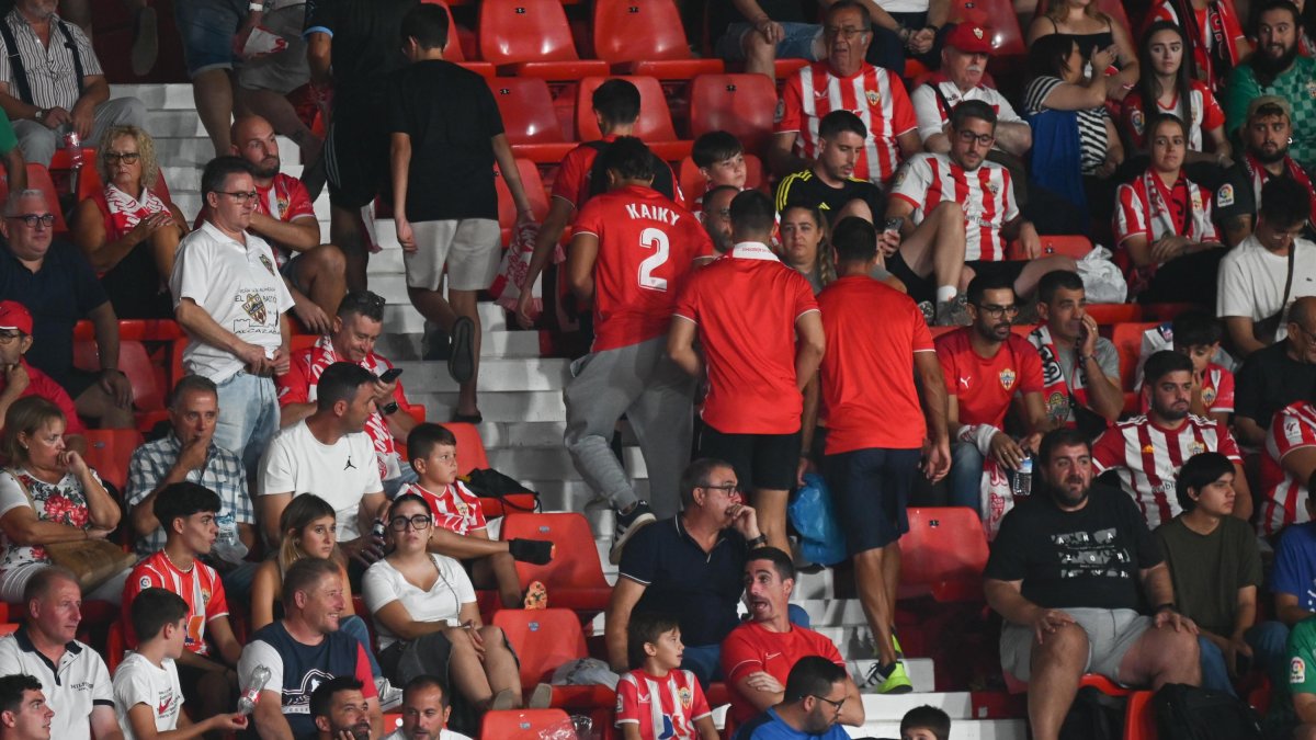 La afición del Almería no aguanta más y estalla por los malos resultados de un equipo en caída libre.