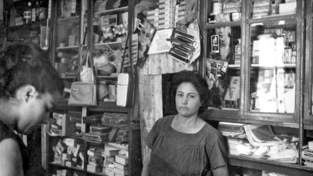 Todo se mezclaba en las estanterías de la tienda de la calle Rosario. En la foto, Carmen Puertas, esposa del propietario.