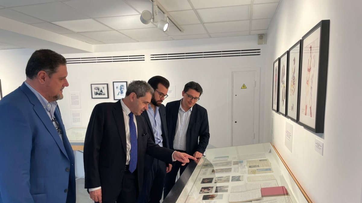 En 2022 Agustín Gómez Arcos protagoniza una exposición del Instituto Cervantes de París con fondos de su familia cedidos a la Diputación